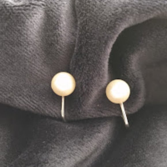 Vintage Richelieu Faux Pearl Clip-On silver-tone earrings - Picture 4 of 5